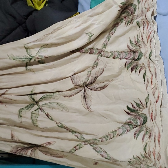 Midi dress with palm trees embroidered around trees. - Picture 3 of 4